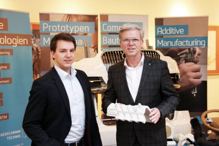 Frank Cremer, im Bild rechts, gilt als ein „Urgestein“ des Rapid Prototyping und Additive Manufacturing und ist einer der beiden Geschäftsführer der Kegelmann Manufacturing GmbH&Co.KG – Kai Kegelmann, MSc Wirtschaftsingenieurwesen mit dem Schwerpunkt Maschinenbau, ist der andere.