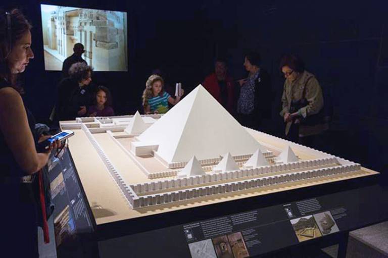 Das maßstabsgetreue Modell der Pyramidenstätte wurde in den Sälen des Metropolitan Museum of Art im Rahmen der Ausstellung „Ancient Egypt Transformed: The Middle Kingdom“ gezeigt.