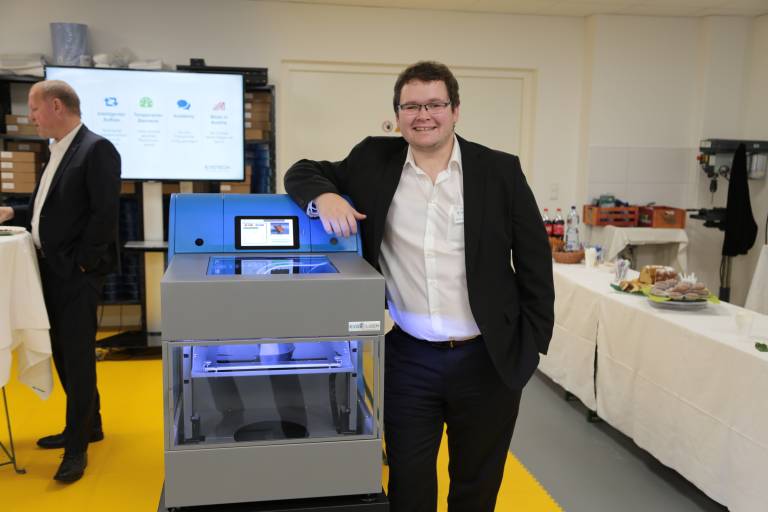 Markus Kaltenbrunner stellt auf der EVO-tech Hausmesse die neue Maschine vor und kündigt für die formnext eine Revolution im Materialumfeld für FFF-Verfahren an.