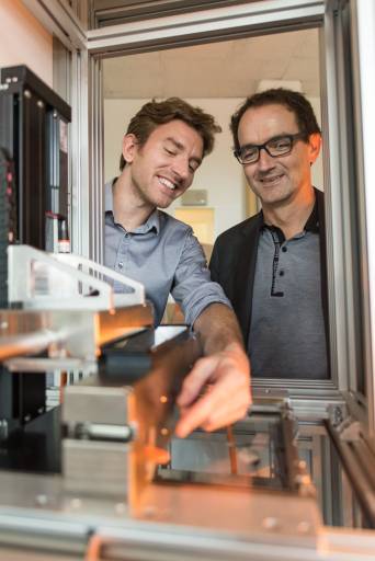 DI Robert Gmeiner (links) und Prof. Jürgen Stampfl (rechts) am neu entwickelten 3D Drucker.