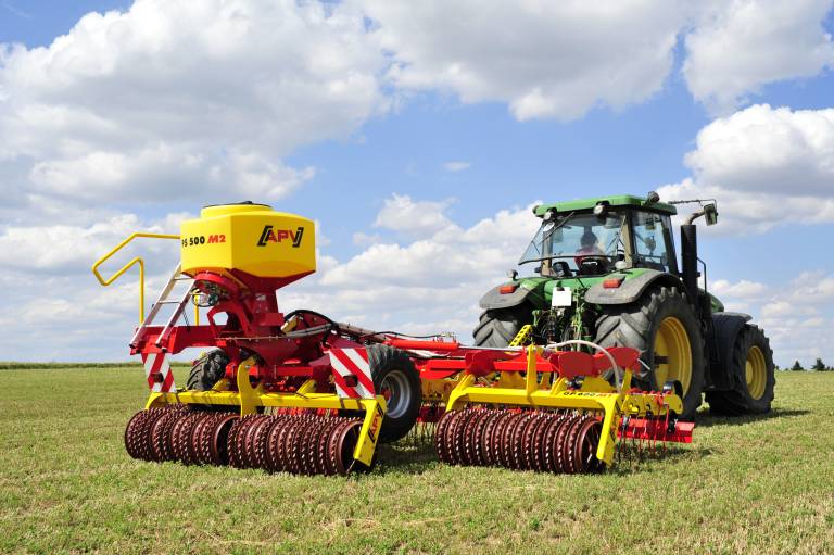APV Technische Produkte GmbH entwickelt und produziert innovative Land- und Kommunalmaschinen. Hauptprodukte sind Bodenbearbeitungsmaschinen sowie Streu- und Sävorrichtungen für die nachhaltige Landwirtschaft.
Alle Bilder: APV