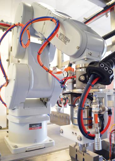 Die Robotersteuerung läuft über die multifunktionale Mitsubishi Electric Automatisierungsplattform iQ Platform, die eine reibungslose Kommunikation zwischen der SPS der Q Serie und einem integrierten Roboter-Controller ermöglicht.