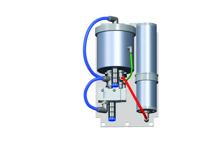 Ein kompakter Druckverstärker steigert den im System vorhandenen Druck rein mechanisch, ohne Fremdenergie. Das ermöglicht eine punktuelle Druckerhöhung direkt vor der einzelnen Bremse.