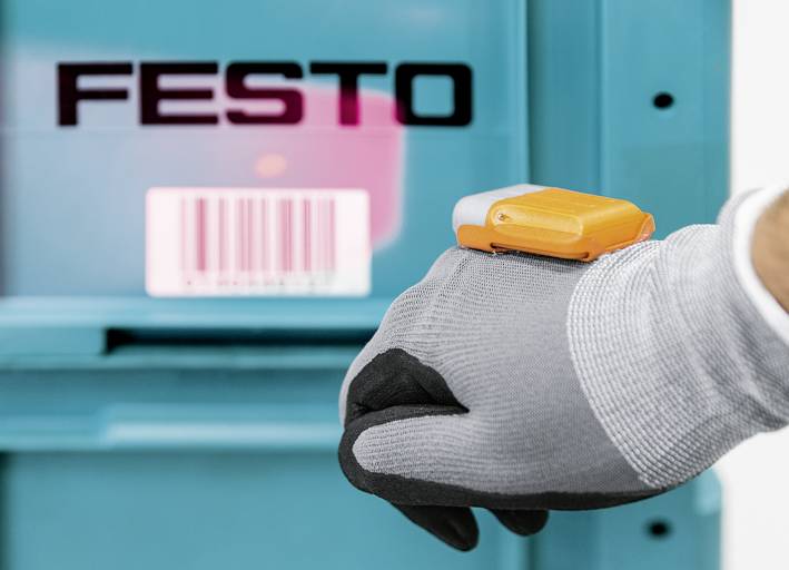 ProGlove ist bei Festo in der Logistik im Einsatz: Die Fahrer der Routenzüge nutzen das Wearable für die Warenentsorgung in der Montage.