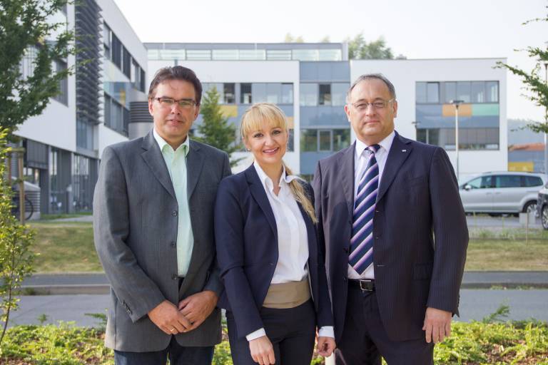 Nicht nur das Gebäude ist gewachsen, auch die CIIT-Forschungsgemeinschaft zählt ein neues Mitglied: Professor Jürgen Jasperneite (l.) und Sybille Hilker besiegelten in Lemgo mit Wolfgang Wiele (r.) die gemeinsame Partnerschaft. (Bilder: CIIT)
