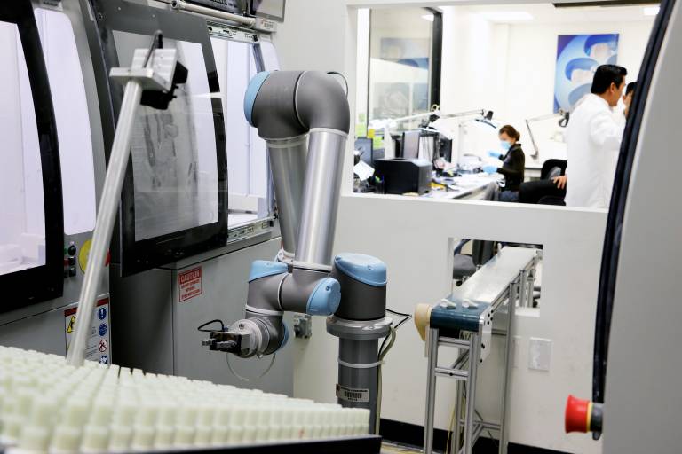 Bei Glidewell Laboratories arbeiten bald sieben UR5-Roboterarme. Sie bedienen jeweils vier CNC-Fräsmaschinen.