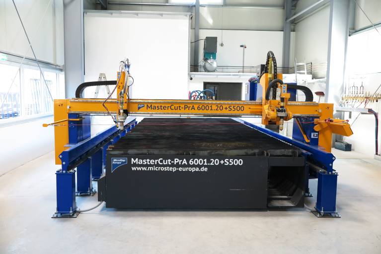 Im Mittelpunkt der neuen Produktionsstätte bei der Neuschmid Christian GmbH steht die MasterCut-PrA 6001.20+S500, eine CNC-Schneidanlage von MicroStep zum Plasmaschneiden, autogenen Brennschneiden sowie Fasenschneiden.