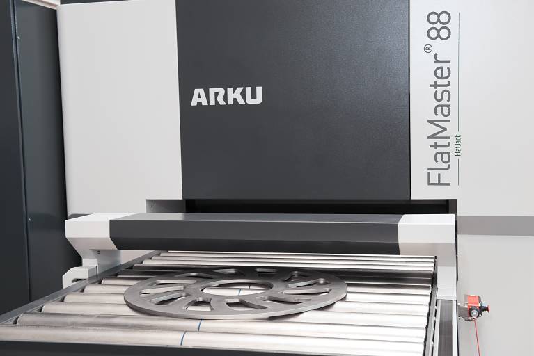 Der neue FlatJack® von Arku kontrolliert die Ebenheit von Stanz-, Laser- und Brennteilen schnell, genau und mit geringem Aufwand. (Bilder: Arku)