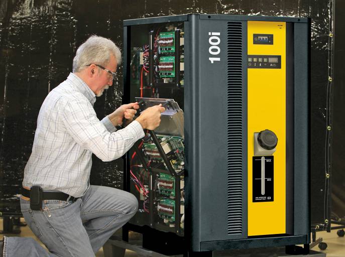 Automatische Plasmaschneidsysteme der iSerie zeichnen sich durch die StepUp™-Modultechnologie aus, mit der der Anwender die Schnittleistung schnell und einfach erhöhen kann. Das Bild zeigt einen Techniker, der einen 100-A-Wechselrichterblock installiert, um ein 400-A-System zu realisieren.