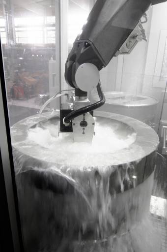 Die extremen Bedingungen können dem korrosionsbeständigen sowie laugen- und säureresistenten Stäubli Roboter nichts anhaben. (Bild: Dürr)