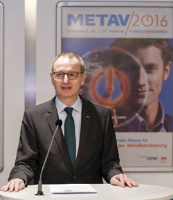 „Wir freuen uns sehr, dass die METAV mit ihrem neuen Konzept so gut angenommen wurde“, strahlt Dr. Wilfried Schäfer, Geschäftsführer beim METAV-Veranstalter VDW (Verein Deutscher Werkzeugmaschinenfabriken).
