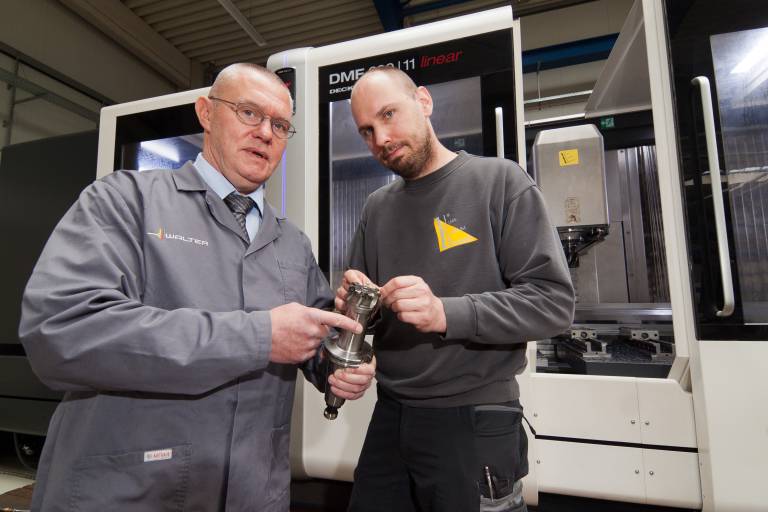 Wollen noch viele gemeinsame Projekte stemmen: Walter-Anwendungstechniker Achim Hoepfner (links) und Torben Braun, Leiter der Materialwirtschaft mechanische Fertigung bei UKB. (Bild: M. Pyper)
