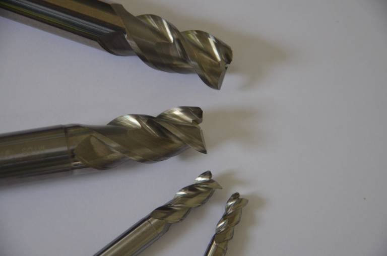 Die neuen Vollhartmetall-Schaftfräser 40-5390 von HAM für die Aluminiumbearbeitung – in der Abbildung mit sechs, acht und 16 Millimeter Durchmesser.