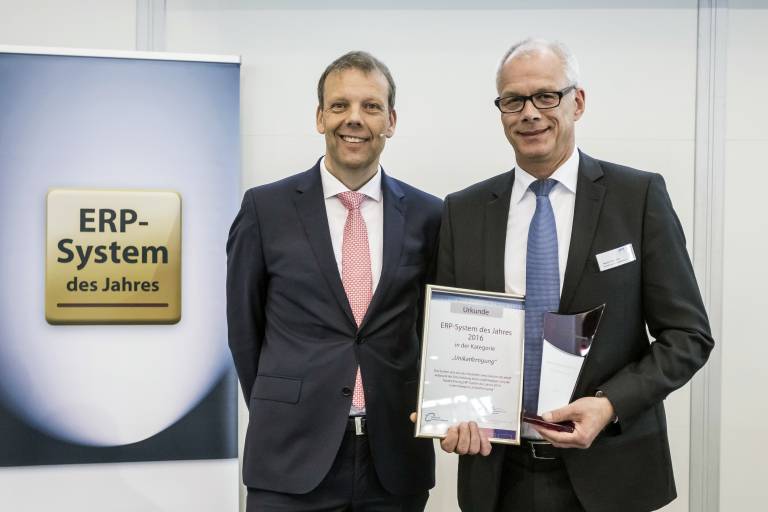 Martin Hinrichs, Produktmanager und Mitglied der Geschäftsleitung bei ams.Solution, nahm den Preis am 5. Oktober im Kongresszentrum der Messe Stuttgart entgegen.