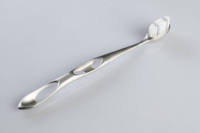 Das italienische Unternehmen Zare stellte unter dem Markennamen MIO eine 3D-gedruckte Zahnbürste vor, deren zeitloses Design sich nur mittels additiver Fertigung herstellen lässt.