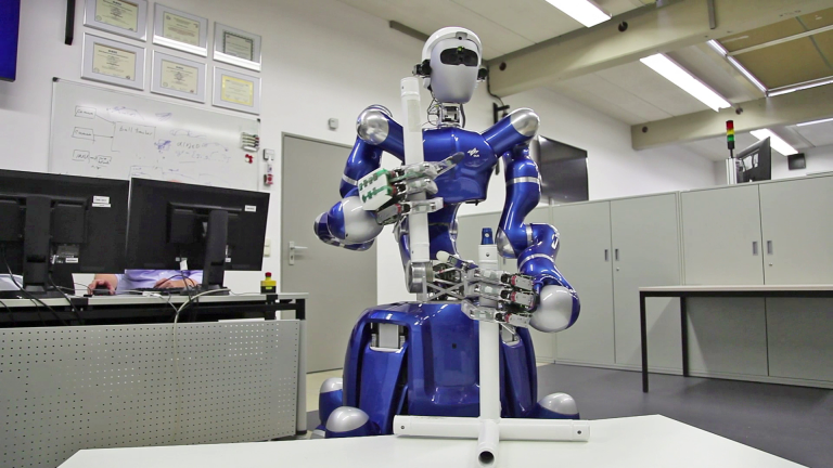 Der autonome humanoide Roboter Agile Justin – hier beim Zusammensetzen eines Rohrgestells – verfügt über 53 Freiheitsgrade. 