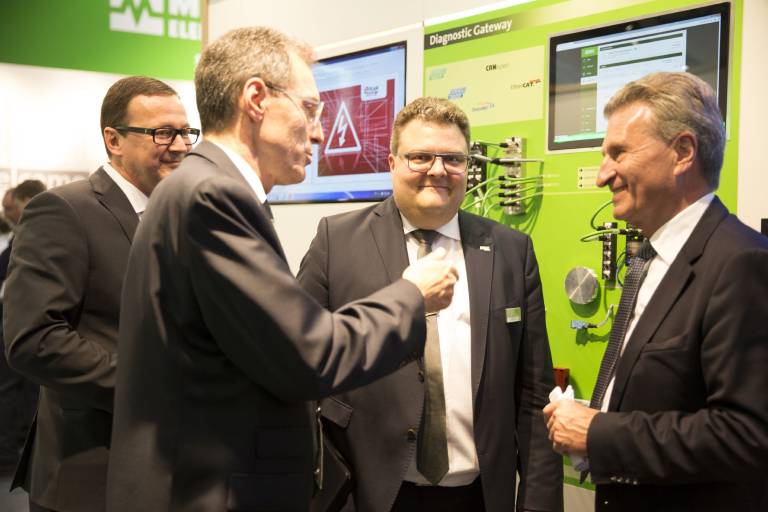 EU-Kommissar Günther Oettinger informiert sich bei Murrelektronik über neue Wege zu Industrie 4.0.