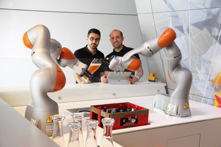 Auf der HMI 2016 schenkten zwei LBR iiwa Roboter Weißbier aus und standen somit für die perfekte Mensch-Roboter-Kollaboration.
