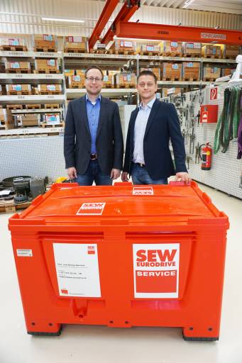 Vertriebsleiter Oliver Beschkowitz (links) und Serviceleiter Heinz Eles präsentieren die Pick-Up Box. Sie ist Teil des Hol- und Bringservice, mit dem SEW-Eurodrive Kunden von Logistikaufgaben entlastet.
Alle Bilder: SEW-Eurodrive