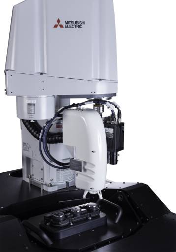 Systec hat den Mitsubishi Electric Roboter mit einem selbstentwickelten Drehhaptikmodul und einem Kamerasystem ausgestattet, das vielfältige Prüfoptionen bietet: Haptik, Bildverarbeitung, Lichttechnik, Akustik und vieles mehr.