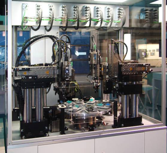 Siemens zeigt auf der Messe SMART eine reale Rundtaktmaschine aus der Montagetechnik und ein komplettes digitales Abbild davon im Mechatronics Concept Designer.