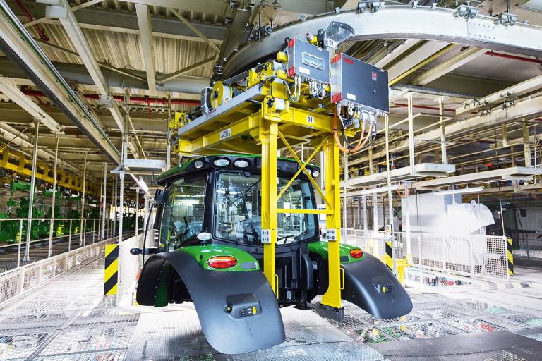 Antriebs-, Steuerungs-, Energie-, Kommunikations- und Sicherheitstechnik aus dem Hause SEW-Eurodrive sorgt im John-Deere-Werk Mannheim für eine sichere Traktorenmontage. 