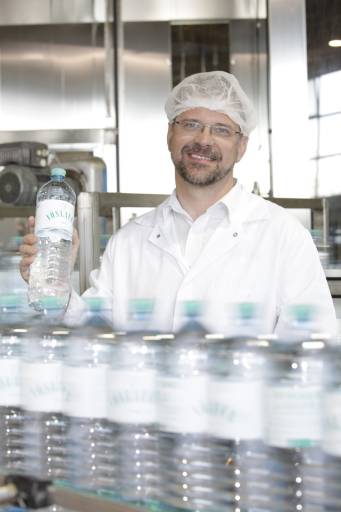Mit einem Marktanteil von über 40 % ist Vöslauer der Österreicher
beliebtestes Mineralwasser. Bis zu zwei Millionen Liter Getränke werden an Spitzentagen abgefüllt. (Bildquelle: Vöslauer)