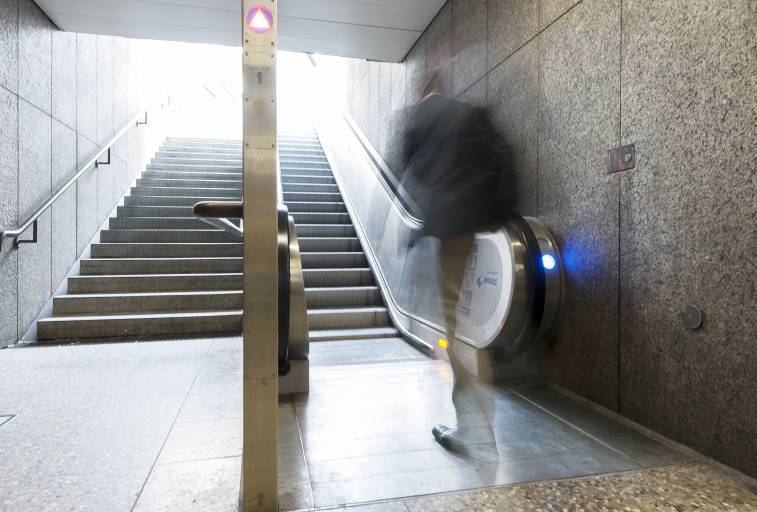 Nachdem die Ergebnisse im Simulationsstand überzeugten, wurde der U1000 an einer Treppe der U-Bahn-Station Fraunhoferstraße im Feld getestet. (Bilder: Yaskawa)