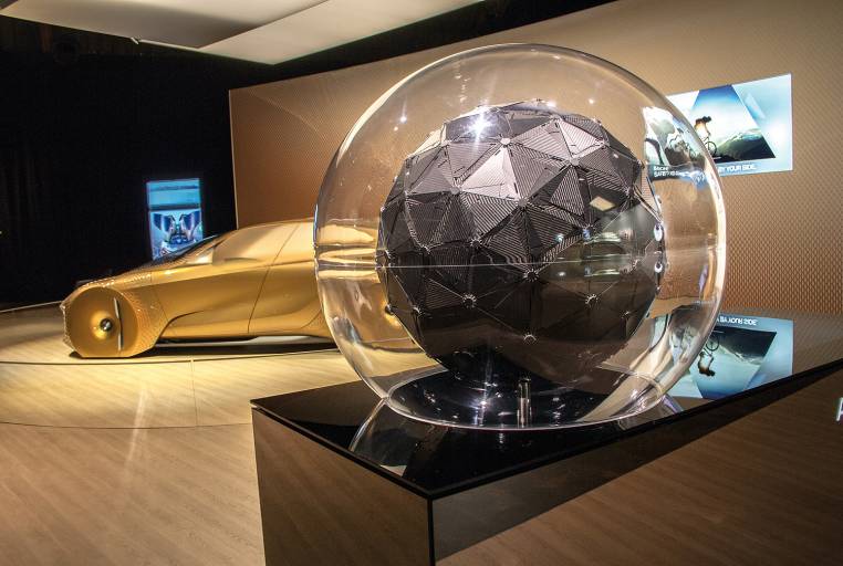 Im Markenraum von BMW symbolisiert eine kinetische Skulptur die Zukunft der Mobilität: Hunderte hauchdünner Carbon-Schuppen, in einer Kugelform angeordnet, können unterschiedliche Formen darstellen. Sie bewegen sich elegant und fließend und stehen für die Agilität, die die zukünftigen Fahrzeuge auszeichnen soll.