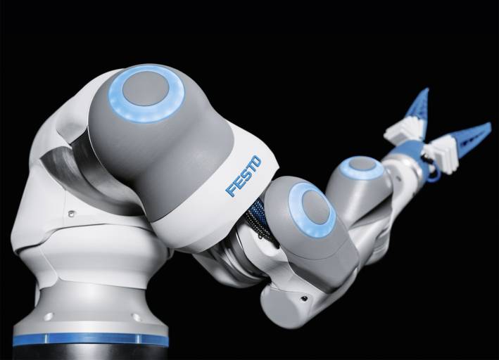 Auf der SPS IPC Drives zeigt Festo anhand des kollaborativen, pneumatischen 7-Achs-Roboters BionicCobot, was das Festo Motion Terminal im Zusammenspiel mit den internen Regelalgorithmen der Motion Apps bewirken kann. 