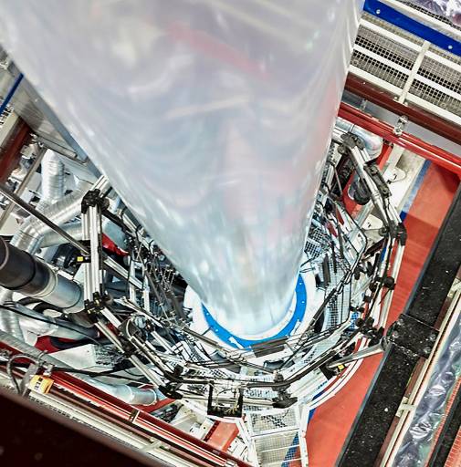 Eine der Kunststoff-Produktionsmaschinen von Mondi Gronau, die pro Jahr ca. 18 Mio. Tonnen Kunststoff- und Folienprodukte erzeugen