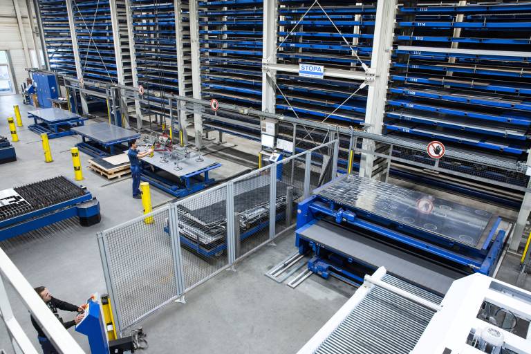 Die Seeger Lasertechnik GmbH hat ihr Stopa Universal Automatiklager verlängert. Im Rahmen der Erweiterung wurde eine Laserschneidanlage an das Blechlager angebunden und zusätzliche Maschinen in das System integriert.