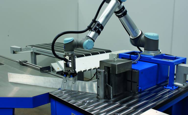Platzsparende und kostengünstige Automatisierungslösung mit der Horizontal Biegemaschine Stierli-Bieger CNC-Robot.