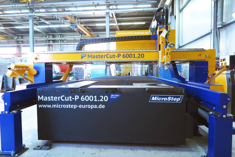 Mit dem Einbau neuer Komponenten bei der MasterCut Baureihe verbessert MicroStep Geschwindigkeit und Präzision in der Produktion.