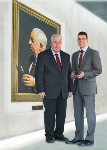 Dr. Dieter Kress (links), Geschäftsführender Gesellschafter, und Dr. Jochen Kress, Mitglied der Geschäftsleitung, vor einem Gemälde, das den Unternehmensgründer Dr. Georg Kress zeigt.
