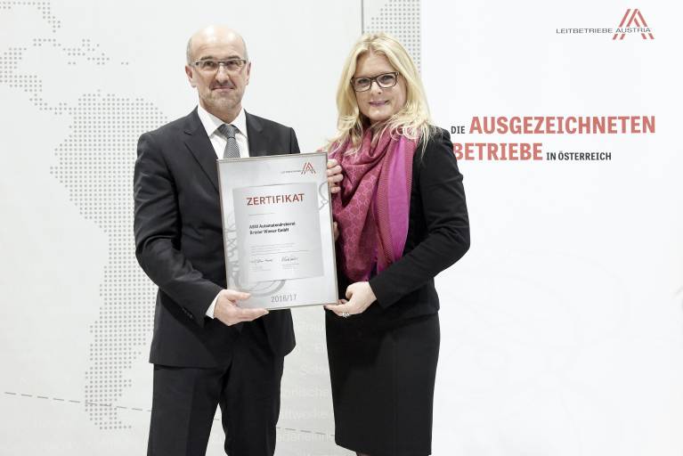 ABW-Geschäftsführer Josef Paarhammer und die Geschäftsführerin der Leitbetriebe Austria, Mag. Monica Rintersbacher, bei der Re-Zertifizierung am 26.01.2017.
