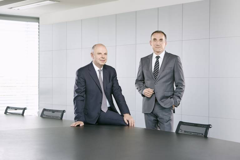 Tebis-Vorstand Dr. Thomas Wrede (links) und Bernhard Rindfleisch, Vorstandsvorsitzender der Tebis AG sehen die Übernahme als wichtigen strategischen Schritt, um die Tebis AG noch stärker auf die Industrie 4.0 Anforderungen auszurichten.