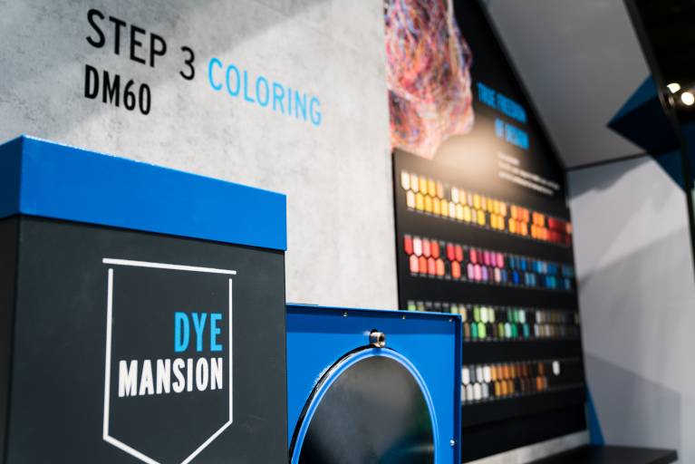Mit ihrem Print-to-Product Workflow bietet DyeMansion Lösungen zur Reinigung, Oberflächenveredelung und Einfärbung von additiv gefärbten Bauteilen an. 