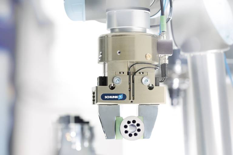 Ab sofort bietet Schunk speziell für die Roboterarme von Universal Robots einen kompletten Greifsystembaukasten, der elektrisch und pneumatisch gesteuerte Greifer, Schnellwechselmodule und Kraft-Momenten-Sensoren umfasst. 