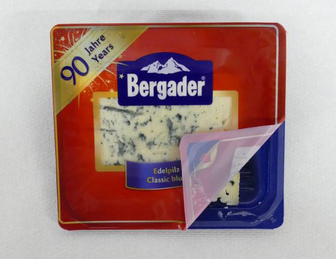 Schon kleinste Verunreinigungen oder Beschädigungen können zu undichten Verpackungen und damit zum Verderben des Käses führen. (Bild: Stemmer Imaging)