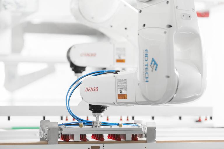 Da die Denso-Roboter über einen kleinen Controller verfügen und einfache Schnittstellen bieten, lassen sie sich leicht in Anlagen integrieren.