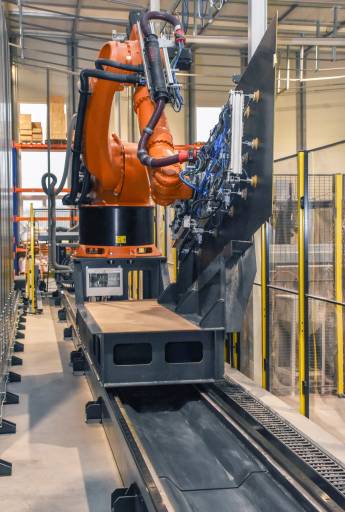 Für den Transport der bis 3.200 x 1.600 mm großen Platten nach dem Griff des Roboters ins Rollregal verfügt die Roboter-Lafette über eine spezielle Auflage.