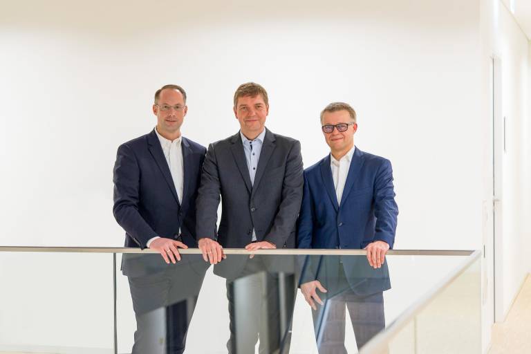 Von links: Turck-Geschäftsführer Christian Wolf, Beck-IPC-Geschäftsführer Thomas Schumacher und Oliver Merget, Geschäftsbereichsleiter Automation Systems bei Turck.
