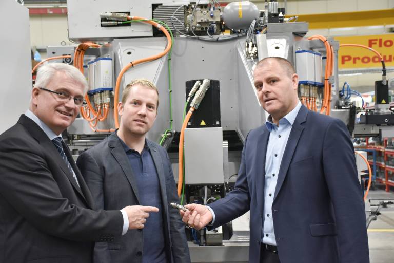 Wolfgang Kunze und Daniel Kaiser von Salvagnini freuen sich mit Markus Degasperi von Trafag (v.l.n.r.) über die smarte Lösung, die wesentlich zur Agilität, Energieeffizienz und Wartungsfreundlichkeit der Salvagnini-Biegezentren beiträgt.