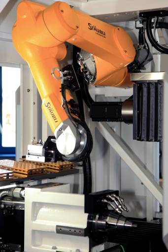 Der Stäubli-Roboterarm automatisiert die Bestückung der Werkzeugaufnahme in der Strausak-Schleifmaschine.