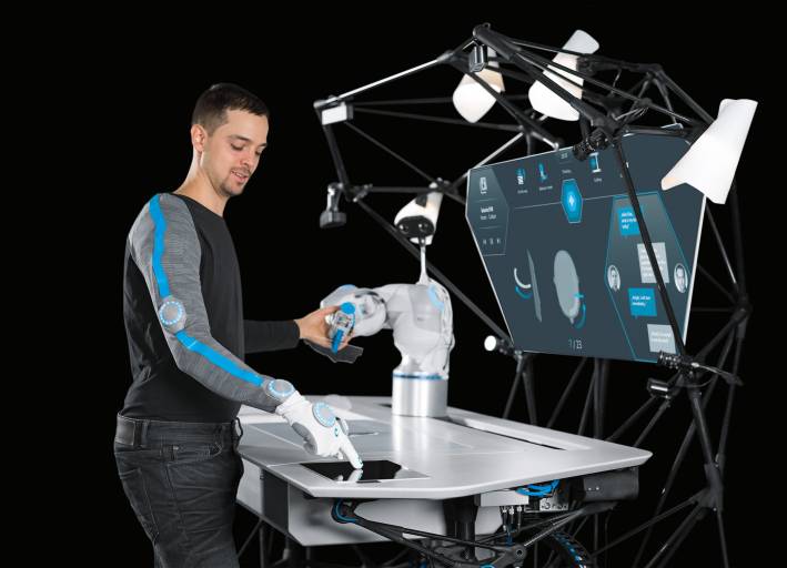 Beim BionicWorkplace von Festo arbeiten Mensch und Maschine Hand in Hand – eine Herausforderung in Sachen Safety.
