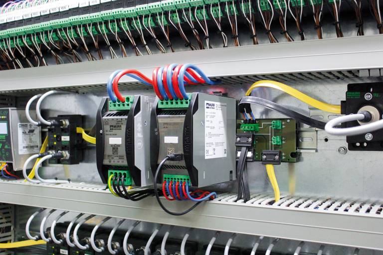 Das USV-Modul Emparro ACCUcontrol von Murrelektronik hält Maschinen am Leben, indem es bei Netzausfällen unterbrechungsfrei auf Batteriebetrieb umstellt.
