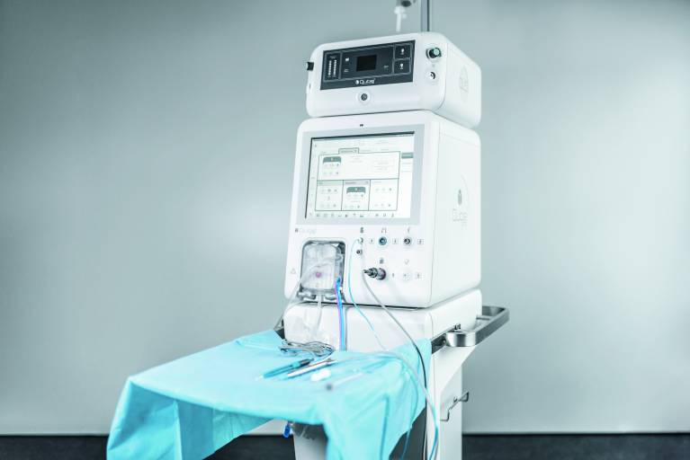 Das Operationssystem QUBE pro, entwickelt von der Firma Bytec Medizintechnik, mit Saug- / Spüleinrichtung und Cutter.