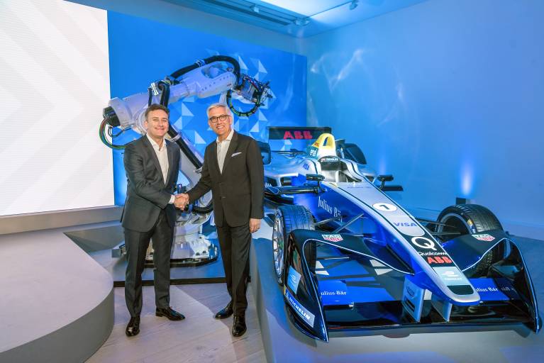 Ulrich Spiesshofer, CEO von ABB und Alejandro Agag, Gründer und CEO der Formel E bei der Partnerschaftsvereinbarung in London.