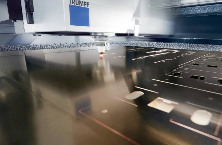 Dank des robusten Festkörperlasers TruDisk kann die TruLaser 2030 fiber sogar stark reflektierende Materialien wie Kupfer mit Stickstoff schneiden.